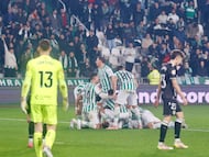 Los jugadores del Córdoba celebran el segundo gol