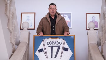 TALAVERA DE LA REINA (TOLEDO), 13/12/2025.- José Antonio Dorado, ex presidente del CF Talavera y hermano de Javier Dorado, talaverano ex jugador del Real Madrid, recientemente fallecido, posa durante una entrevista con la agencia EFE en Talavera de la Reina.José Antonio cree que el encuentro que enfrentará al Talavera con el Real Madrid en la Copa del Rey es "un regalo de Javi". El encuentro se disputará, precisamente, el día de su cumpleaños, el 17 de diciembre. EFE/ Manu Reino