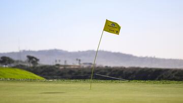 LA JOLLA, CALIFORNIA - JANUARY 23: Wind blows the flagstick on the second hole green during the second round of the Farmers Insurance Open 2025 at Torrey Pines South Course on January 23, 2025 in La Jolla, California. Orlando Ramirez/Getty Images/AFP (Photo by Orlando Ramirez / GETTY IMAGES NORTH AMERICA / Getty Images via AFP)