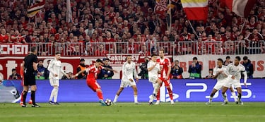 3-3. Disparo desde el borde del área de Luis Díaz, toca en Éder Militão y el balón sale ajustado al palo largo, imparable para Adriy Lunin.