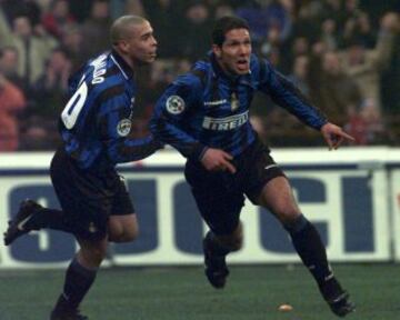 Simeone abandonó las filas rojiblancas para engrosar las del Inter de Milán, donde coincidiría con jugadores como Ronaldo.