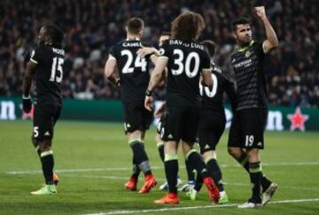Diego Costa celebra su gol al West Ham en la victoria del Chelsea por 1-2 en el London Stadium.