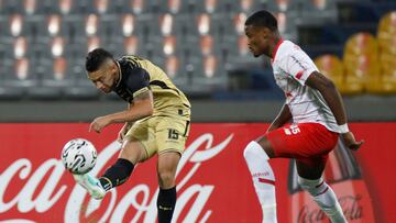 AMDEP7307. MEDELLÍN (COLOMBIA), 20/02/2024.- Juan Garavito (i) de Águilas Doradas disputa el balón con Nathan de Bragantino este martes, en un partido de la Copa Libertadores entre Águilas Doradas y RB Bragantino en el estadio Atanasio Girardot en Medellín (Colombia). EFE/ Luis Eduardo Noriega A.
