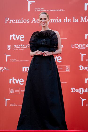 La modelo Teresa Baca posa en la alfombra roja de la Primera edición de los Premios de la Academia de la Moda Española.