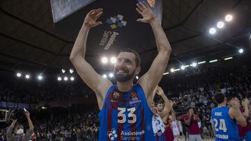 BARCELONA, SPAIN - DECEMBER 10: Nikola Mirotic, #33 of FC Barcelona celebrates at the end of the Turkish Airlines EuroLeague Regular Season Round 14 match between FC Barcelona and Real Madrid at Palau Blaugrana on December 10, 2021 in Barcelona, Spain. (Photo by Rodolfo Molina/Euroleague Basketball via Getty Images)