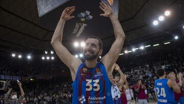 BARCELONA, SPAIN - DECEMBER 10: Nikola Mirotic, #33 of FC Barcelona celebrates at the end of the Turkish Airlines EuroLeague Regular Season Round 14 match between FC Barcelona and Real Madrid at Palau Blaugrana on December 10, 2021 in Barcelona, Spain. (Photo by Rodolfo Molina/Euroleague Basketball via Getty Images)