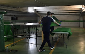 Los voluntarios trabajan en el aparcamiento del estadio Benito Villamarín preparando el material que luego distribuyen a los más necesitados, como es el caso del hogar de ancianos de Santa Justa. 