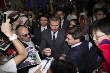 David Beckham firmando autógrafos para los aficionados al salir del hotel el 20 de junio de 2013 en Shanghai, China