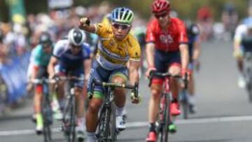 Caleb Ewan celebra su triunfo.