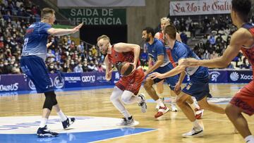 Musa trata de penetrar ante la defensa del Obradoiro.