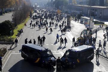 Seguidores de Boca animando desde la fan zone en Nuevos Ministerios