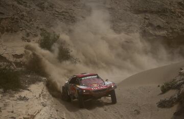 Los franceses Cyril Depres y David Zaster compiten en la cuarta etapa del rally Dakar 2018