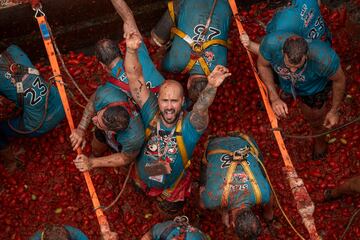 La localidad valenciana ha vuelto a albergar su mítica fiesta donde miles de personas han protagonizado una 'batalla campal' a base de lanzamientos de tomates.