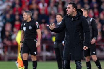 El entrenador español del Barcelona, Xavi, reacciona durante el partido de fútbol de la Liga española entre la UD Almería y el FC Barcelona.