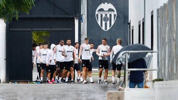 Rodrigo, con el resto de titulares ante el Atlético.