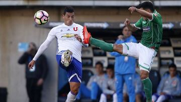 Fútbol, Audax Italiano vs. Universidad de Chile.
Copa Chile 2017.
El jugador de Universidad de Chile Isaac Diaz, izquierda disputa el balón con Ivan Vasquez de Audax Italiano durante el partido de copa Chile, disputado en el estadio Bicentenario de la Florida, Santiago, Chile.
30/08/2017
Andres Pina/Photosport******
Football, Audax Italiano vs. Universidad de Chile.
Copa Chile 2017.
Universidad de Chile´s player Isaac Diaz, left, battles for the ball against Ivan Vasquez of Audax Italiano, during the Copa Chile match held at the, Bicentenario de La Florida stadium in Santiago, Chile.
30/08/2017
Andres Pina/Photosport.