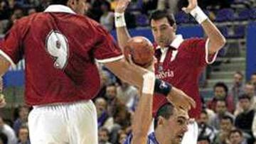 <B>SEGURO.</B> Juancho Pérez se consolida como un pivote eficaz.