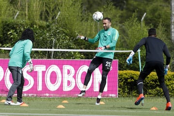 El guardameta del Napoli se encuentra en Colombia por motivos familiares, aprovechó para entrenar con Atlético Nacional  y compartir con René Higuita. 