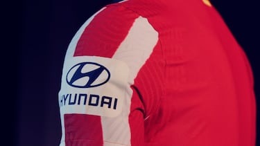 Según el propio Atlético, la nueva equipación 'encarna los valores imperecederos del club a través de una interpretación clásica de sus famosos colores'. Tiene un cuello clásico y las franjas rojas y blancas ligeramente distorsionadas para darle un toque 