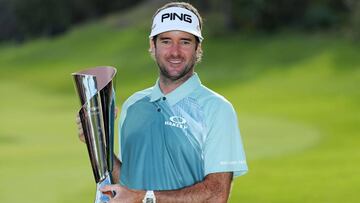 Bubba Watson posa con el trofeo de campe&oacute;n del Genesis Open en el Riviera Country Club en Pacific Palisades, California.