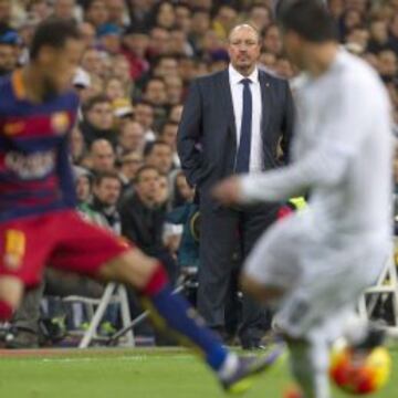 Benítez vivió con impotencia desde la banda el Clásico.