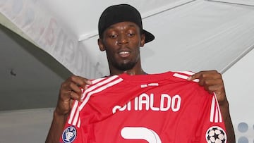 Usain Bolt, con una camiseta de Cristiano Ronaldo.