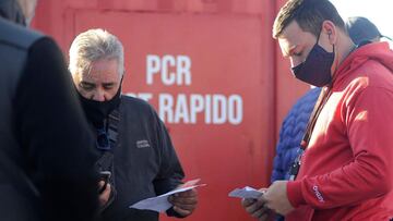 Truck drivers wait to be tested for COVID-19 in Uspallata, Mendoza province, metres from the Argentine customs office, before the Cristo Redentor-Libertadores international crossing between Argentina and Chile, in Mendoza, Argentina on January 30, 2022. - The passage of trucks at the border between Argentina and Chile was unblocked on Sunday, after both countries reached an agreement to relax the sanitary controls for covid-19 that for two weeks kept some 3,000 cargo vehicles detained. (Photo by Andres Larrovere / AFP)