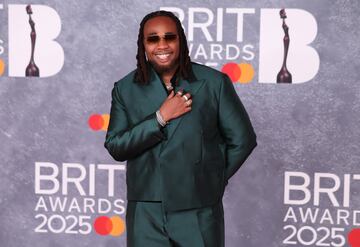 BNXN posa en la alfombra de los Brit Awards 2025.