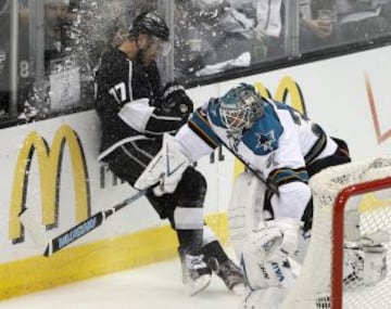 Antti Niemi (31) de los San Jose Sharks golpea a Jeff Carter (77) de Los Angeles Kings en el partido de playoff de la Conferencia Oeste.