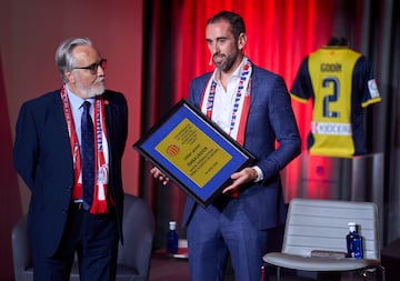 Eduardo Fernández, presidente de la Unión de Peñas, junto a Diego Godín en el acto homenaje. 