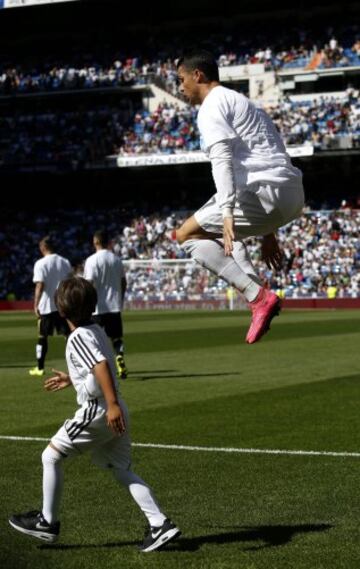 Cristiano Ronaldo salta al campo junto al hijo pequeño del refugiado sirio Osama Abdul Mohsen.