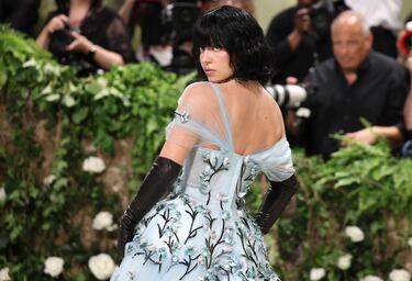 Sydney Sweeney went for a black wig with a sleek Miu Miu dress.