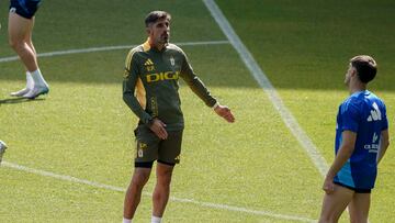 OVIEDO (ESPAÑA), 20/06/2025.- El entrenador Veljko Paunovic charlando con Nacho Vidal del Real Oviedo durante el último entrenamiento del equipo este viernes en el Estadio Carlos Tartiere en Oviedo, de cara al partido de vuelta de la final del play-off de este sábado ante el Mirandés. EFE/Paco Paredes