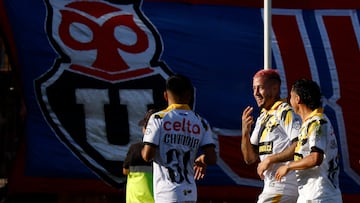 Futbol, Universidad de Chile vs Coquimbo Unido.
Fecha 28, campeonato Nacional 2023.
El jugador de Coquimbo Unido Rodrigo Holgado, derecha, celebra su segundo gol contra Universidad de Chile durante el partido de primera division disputado en el estadio Santa Laura de Santiago, Chile.
24/11/2023
Andres Pina/Photosport
Football, Universidad de Chile vs Coquimbo Unido.
28th turn, 2023 National Championship.
Coquimbo Unido's player Rodrigo Holgado, right, celebrates after scoring his second goal against Universidad de Chile during a first division match at the Santa Laura stadium in Santiago, Chile.
24/11/2023
Andres Pina/Photosport