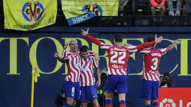 Los jugadores del Atlético celebran el segundo gol de Correa.