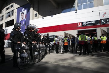 La CONMEBOL decidió aplazar un día la final después del apedreamiento del bus de Boca por parte de los hinchas de River.