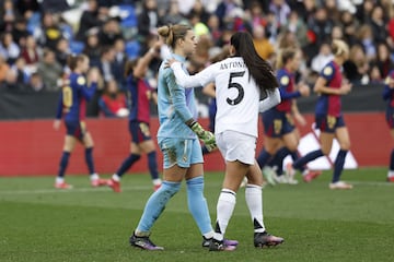 Antonio consuela a Misa tras el primer gol del conjunto blaugrana.