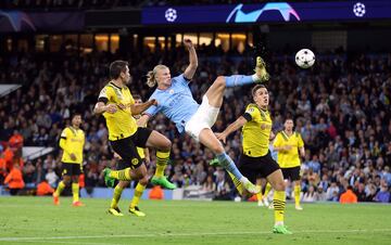 Erling Braut Haaland marca el segundo gol ante el Borussia Dortmund. 