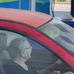 Una abuela de 93 años se presenta con su coche en el trabajo de su nieta y desata la locura: “Tiene casi los mismos años que ella”