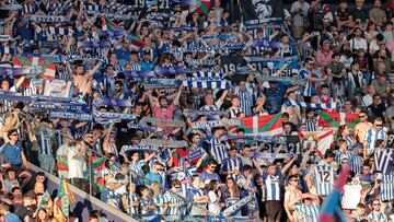 VALENCIA, 17/06/2023.- Aficionados del Alavés animan a su equipo antes del partido de vuelta de la final por el ascenso a LaLiga que Levante y Alavés disputan este sábado en el estadio Ciutat de Valencia. EFE/Manuel Bruque