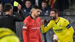 Turkish referee Atilla Karaoglan gives a yellow card to Villarreal's Spanish defender #03 Raul Albiol (R) during the UEFA Europa League group F football match between Stade Rennais (Rennes) and Villarreal CF at the Roazhon Park stadium, in Rennes, western France, on December 14, 2023 (Photo by Damien MEYER / AFP)