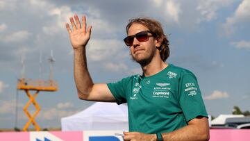 Motor racing - Formula One F1 - Hungarian Grand Prix - Hungaroring, Budapest, Hungary - July 28, 2022 Aston Martin's Sebastian Vettel acknowledges fans ahead of the Grand Prix REUTERS/Bernadett Szabo