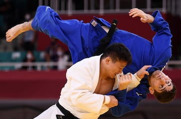 El judoka japonés Shoichiro Mukai anota un punto contra el alemán Eduard Trippel  en la competición mixta de judo.