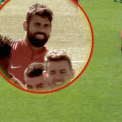 La última de Diego Costa: dos pelotazos a la prensa y se ríe...