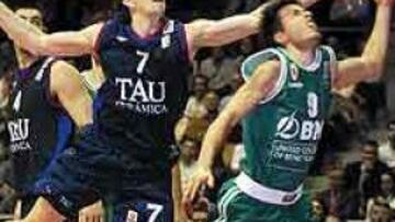 <b>PELEA.</b> Foirest disputa el balón al italiano Bulleri.