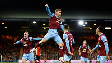 Soccer Football - Premier League - Luton Town v Burnley - Kenilworth Road, Luton, Britain - October 3, 2023 Burnley's Jacob Bruun Larsen celebrates scoring their second goal with Connor Roberts and Josh Brownhill Action Images via Reuters/Peter Cziborra NO USE WITH UNAUTHORIZED AUDIO, VIDEO, DATA, FIXTURE LISTS, CLUB/LEAGUE LOGOS OR 'LIVE' SERVICES. ONLINE IN-MATCH USE LIMITED TO 45 IMAGES, NO VIDEO EMULATION. NO USE IN BETTING, GAMES OR SINGLE CLUB/LEAGUE/PLAYER PUBLICATIONS.