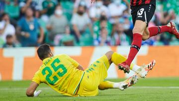 Claudio Bravo of Real Betis and Lucas Alario of Bayer 04 Leverkusen in action during the UEFA Europa League, Group G, football match played between Real Betis and Bayer 04 Leverkusen at Benito Villamarin stadium on October 21, 2021, in Sevilla, Spain.
 AFP7 
 21/10/2021 ONLY FOR USE IN SPAIN