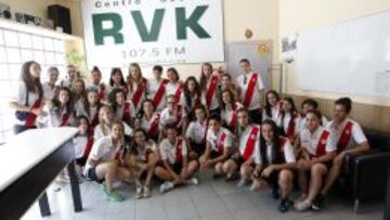 Las chicas del equipo A y B del Rayo femenino, esta tarde en la sede de Radio Vallekas.