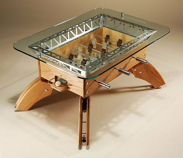 Este modelo es una mesa de café y un futbolín. Es un diseño del creativo inglés Howard Bushell. Está realizado en madera de álamo de calidad y cristal. Tiene 20 cm de altura, lo que permite que se pueda jugar sentados en el suelo. Su precio ronda los 3.000 euros. 
