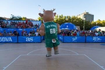 La mascota de los Milwaukee Bucks sorprendió a los más pequeños con sus bailes y piruetas. 